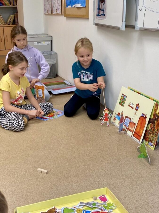 družina v základní škole Basic Praha