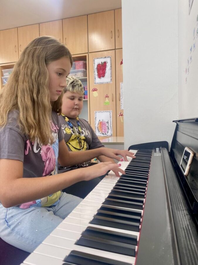 družina v základní škole Basic Praha
