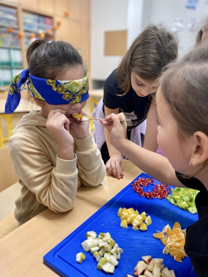 družina v základní škole Basic Praha