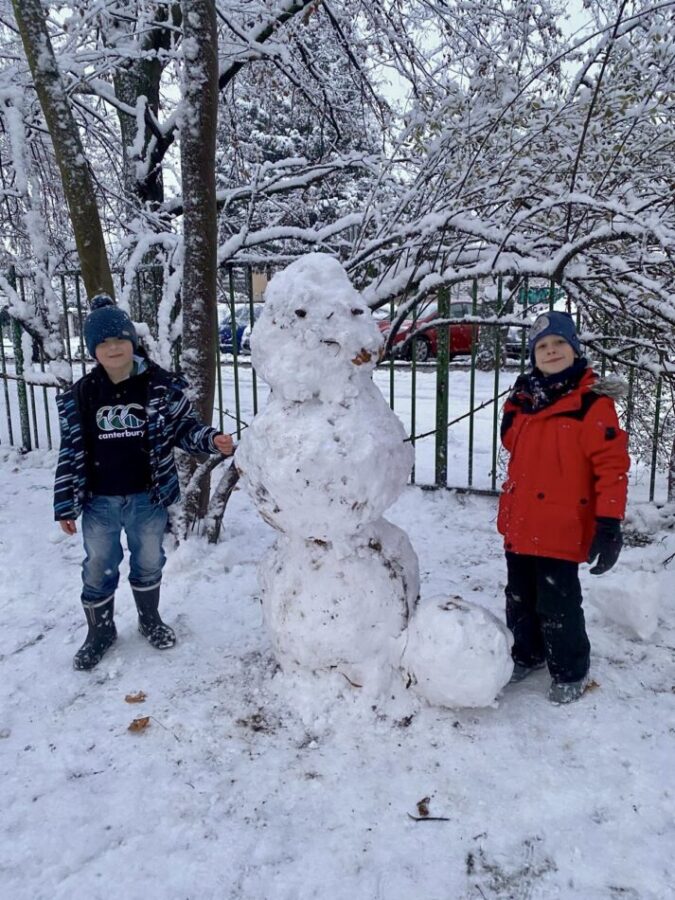 družina v základní škole Basic Praha